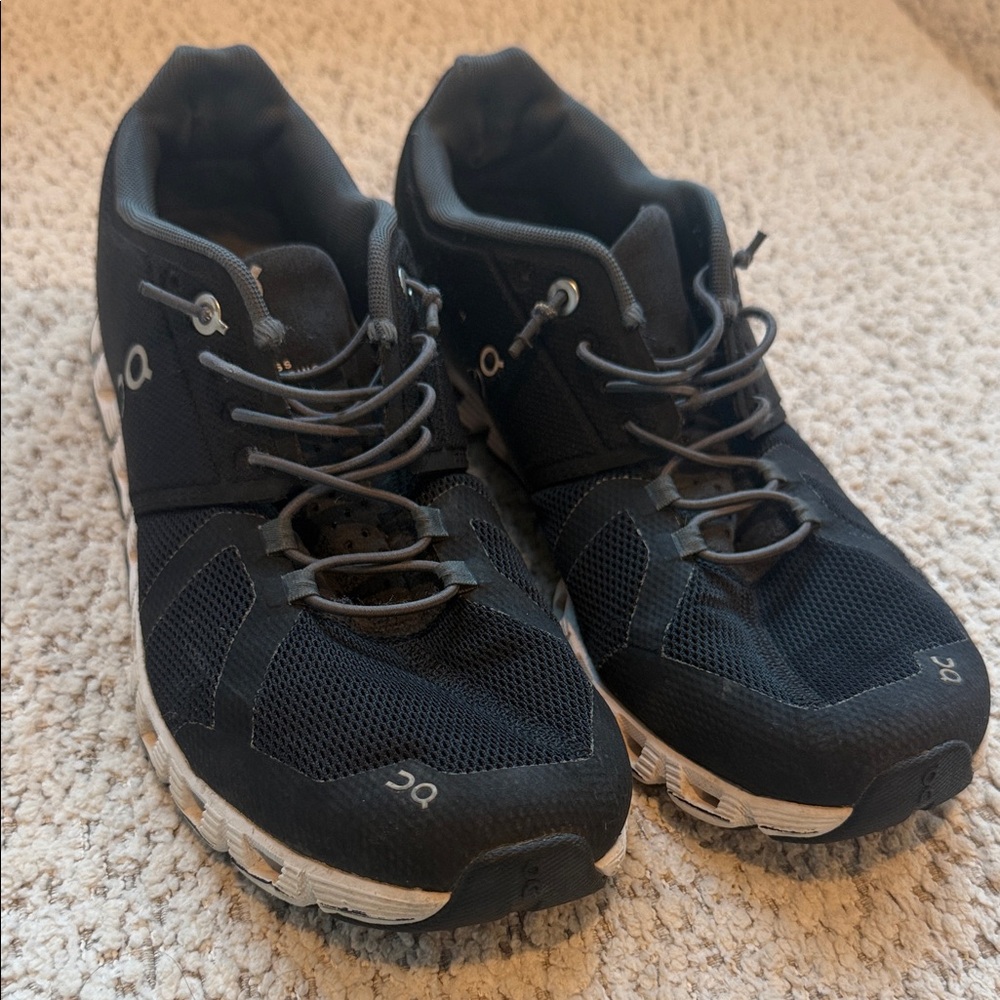 On Running‎ Women’s 9 Black and White Athletic Shoes Flaw see pic